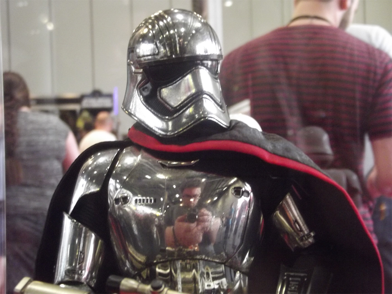 Illustration for article titled Getting Up Close With Hot Toys' Amazing The Force Awakens Figures